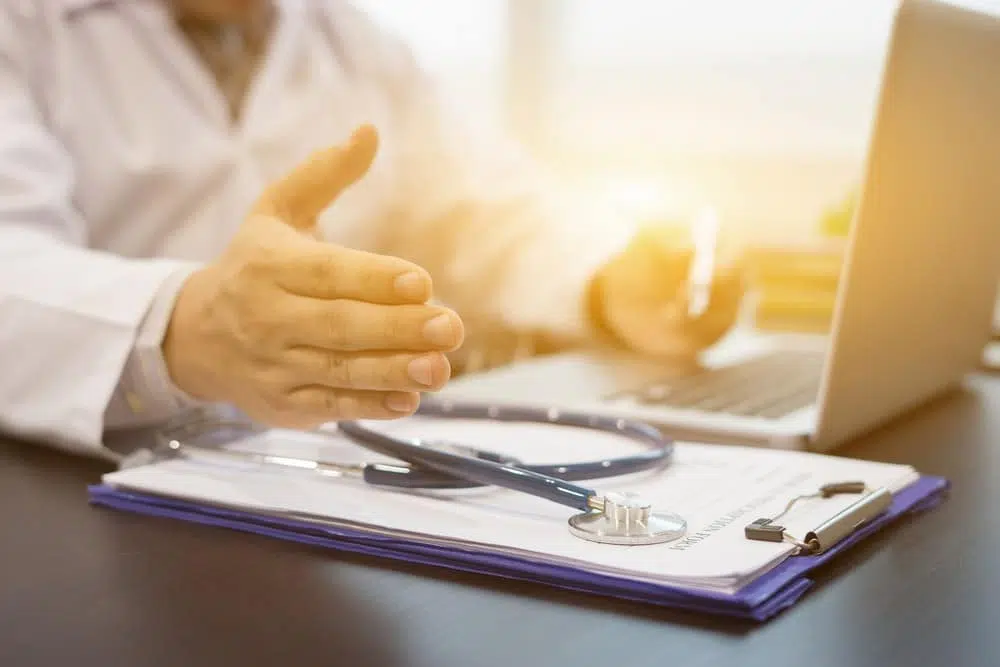 Chez Dr. B Sarfati, visualisez le résultat avant l'augmentation mammaire