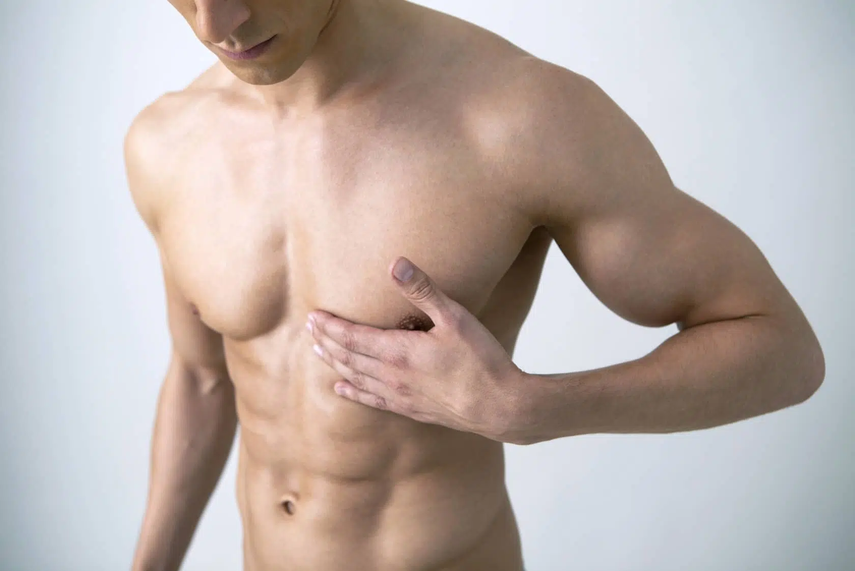 Homme torse nu montrant comment soigner une gynecomastie mixte Dr Benjamin Sarfati Paris