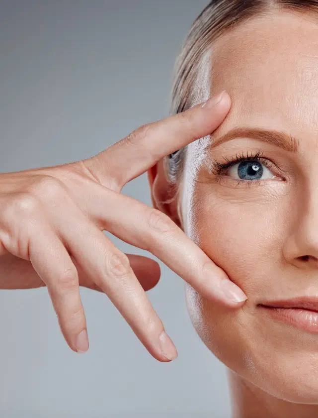 Visage de femme illustrant la chirurgie esthetique du regard et des paupieres Dr Benjamin Sarfati Paris