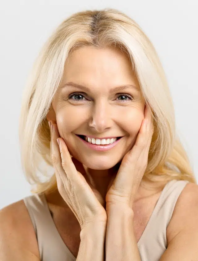 Visage de femme apres injection d acide hyaluronique pour redissiner l ovale du visage Dr bejamin Sarfati paris