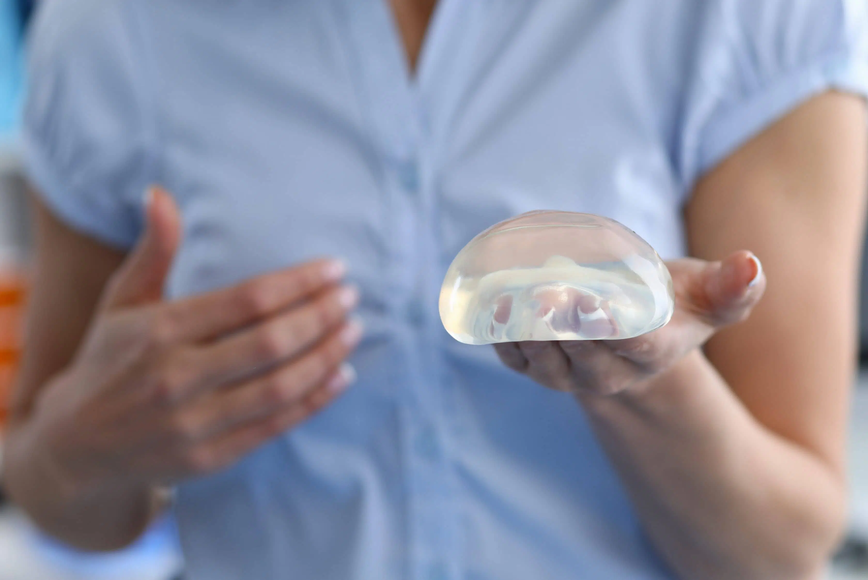 Remplacer des prothèses mammaires par un lipofilling : est-ce possible ? | Dr Sarfati | Paris