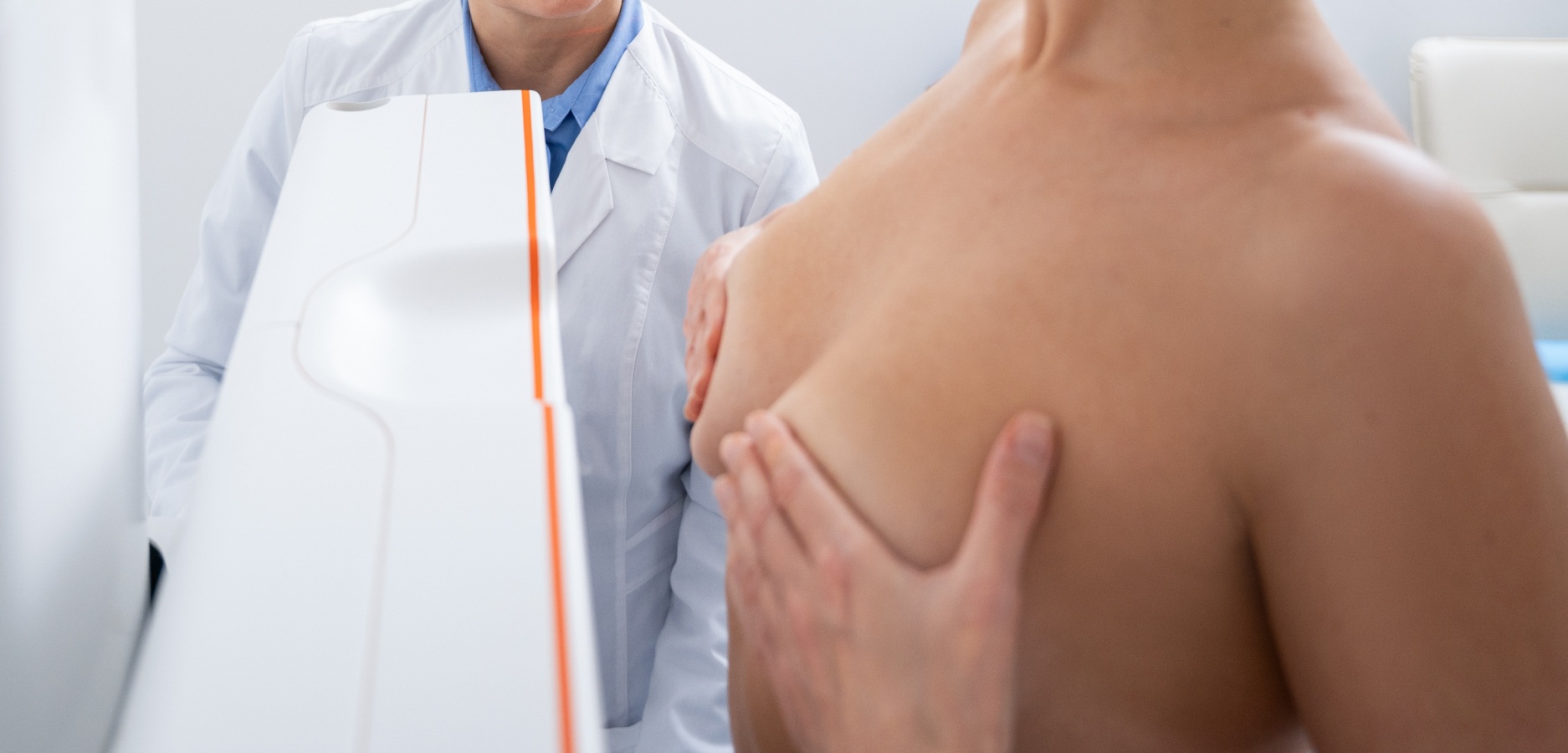 Cancer du sein : comment se déroule une reconstruction mammaire ? | Dr Sarfati | Paris